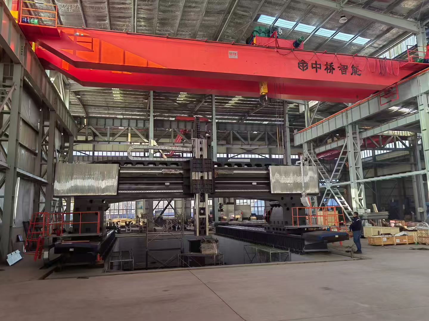 Посмотрите, как успешно собирается массивный портальный обрабатывающий центр с ЧПУ.